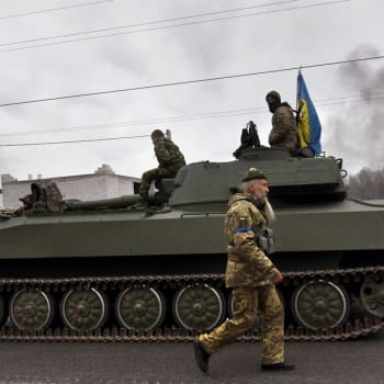 Ukrajinský konvoj poblíž Buči (10. 4. 2022)