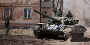 Rusové se chlubí videem z Mariupolu. Tank se otočil o 360 stupňů, poté najel do zábradlí