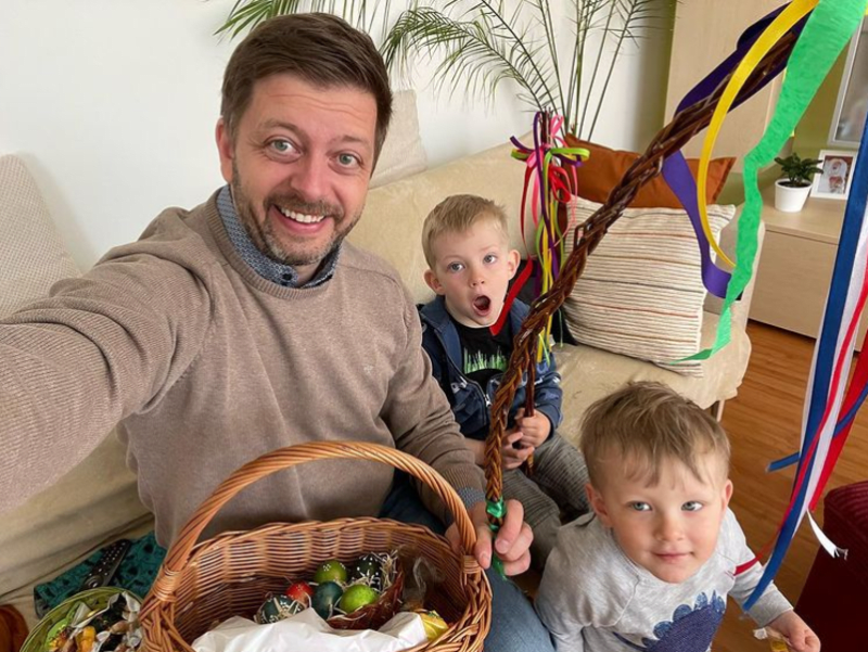 Ministr vnitra Vít Rakušan (STAN) s dětmi, pomlázkou a košíkem plným vajíček.