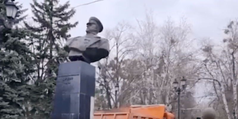 V Charkově strhli bustu sovětského hrdiny druhé světové války maršála Žukova.