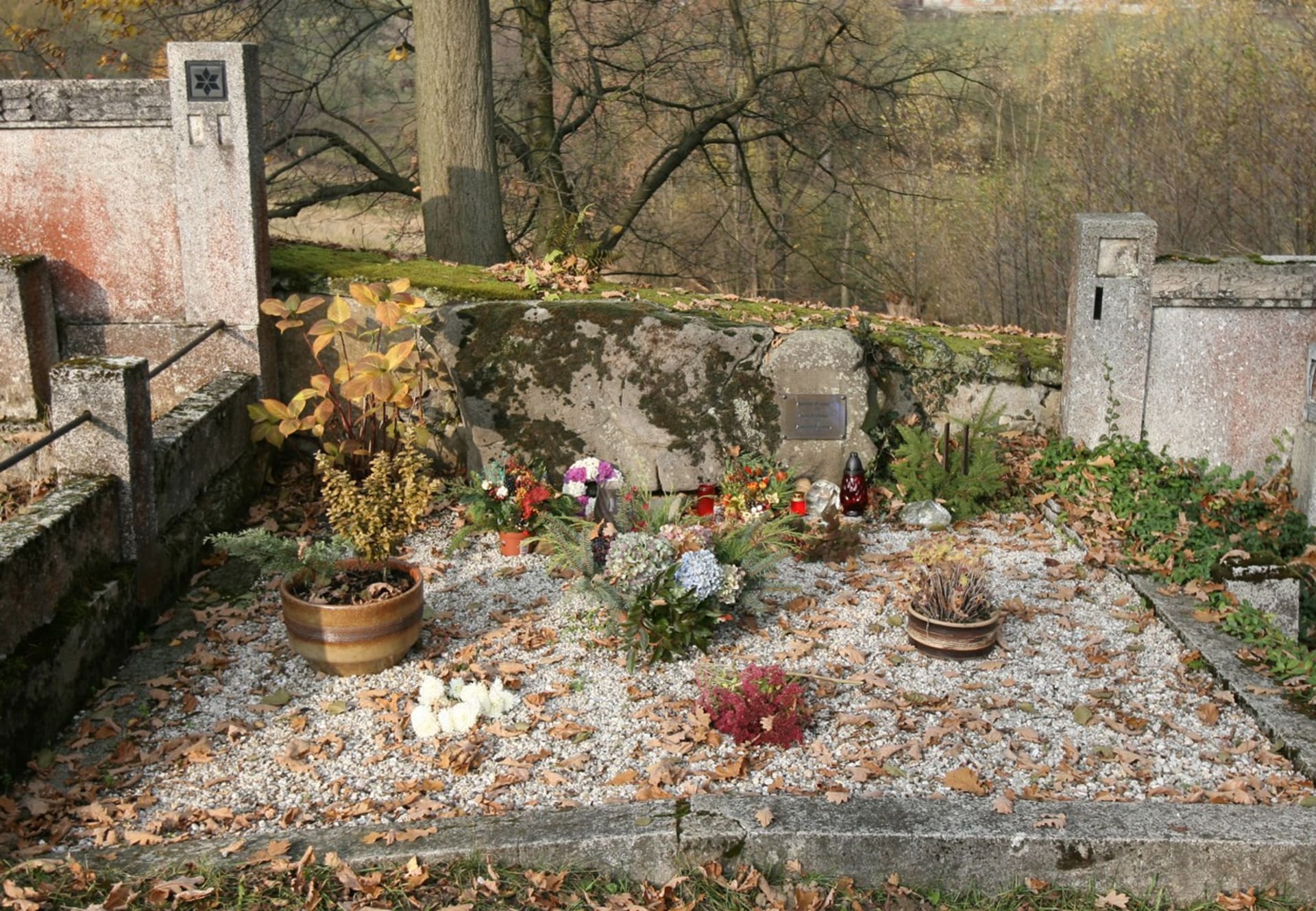 Hrob, kde jsou kromě slavného herce pochování i jeho rodiče