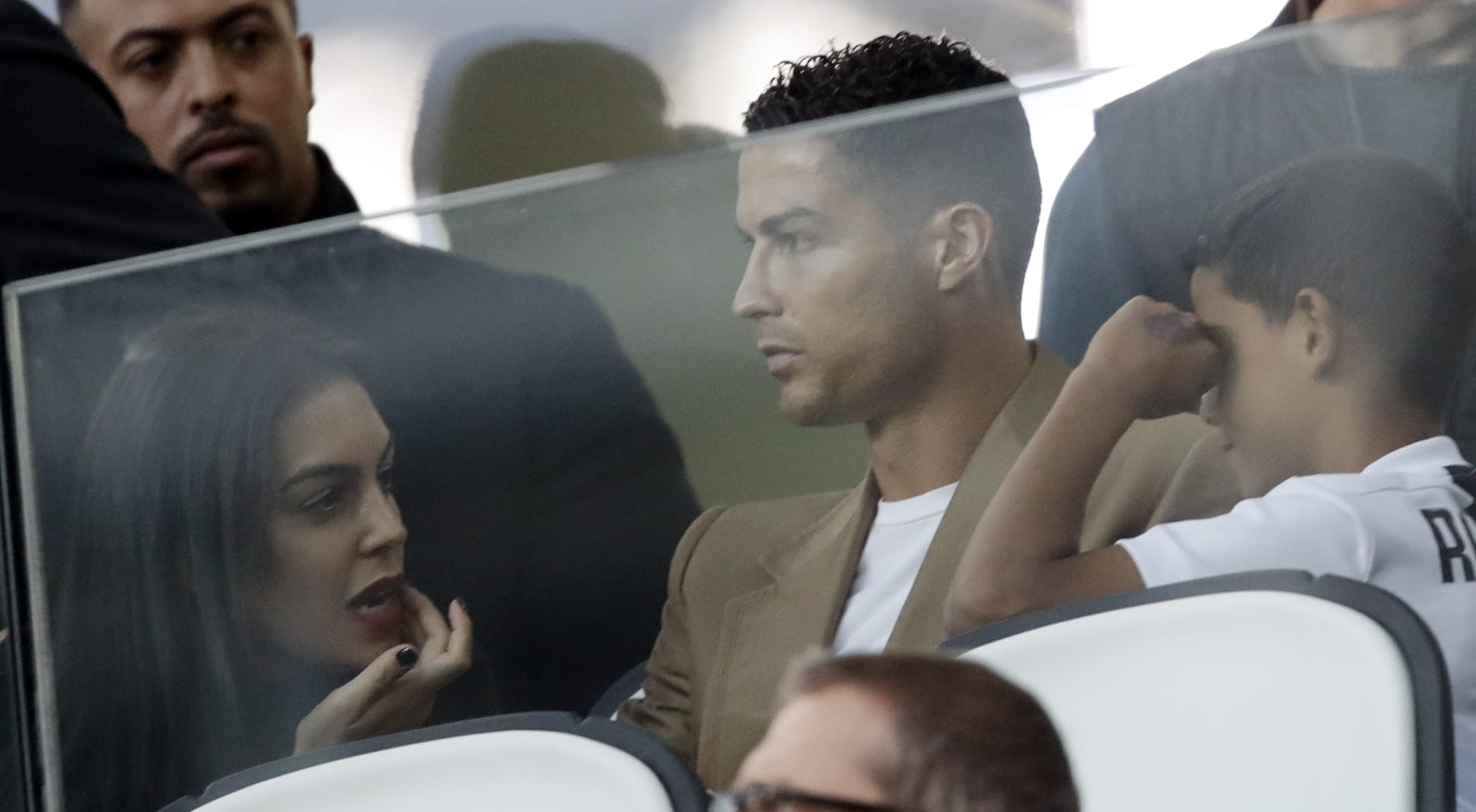 Cristiano Ronaldo s partnerkou Georginou Rodriguezovou a synem sledují zápas mezi Juventusem a Young Boys v rámci Ligy mistrů v říjnu 2019.