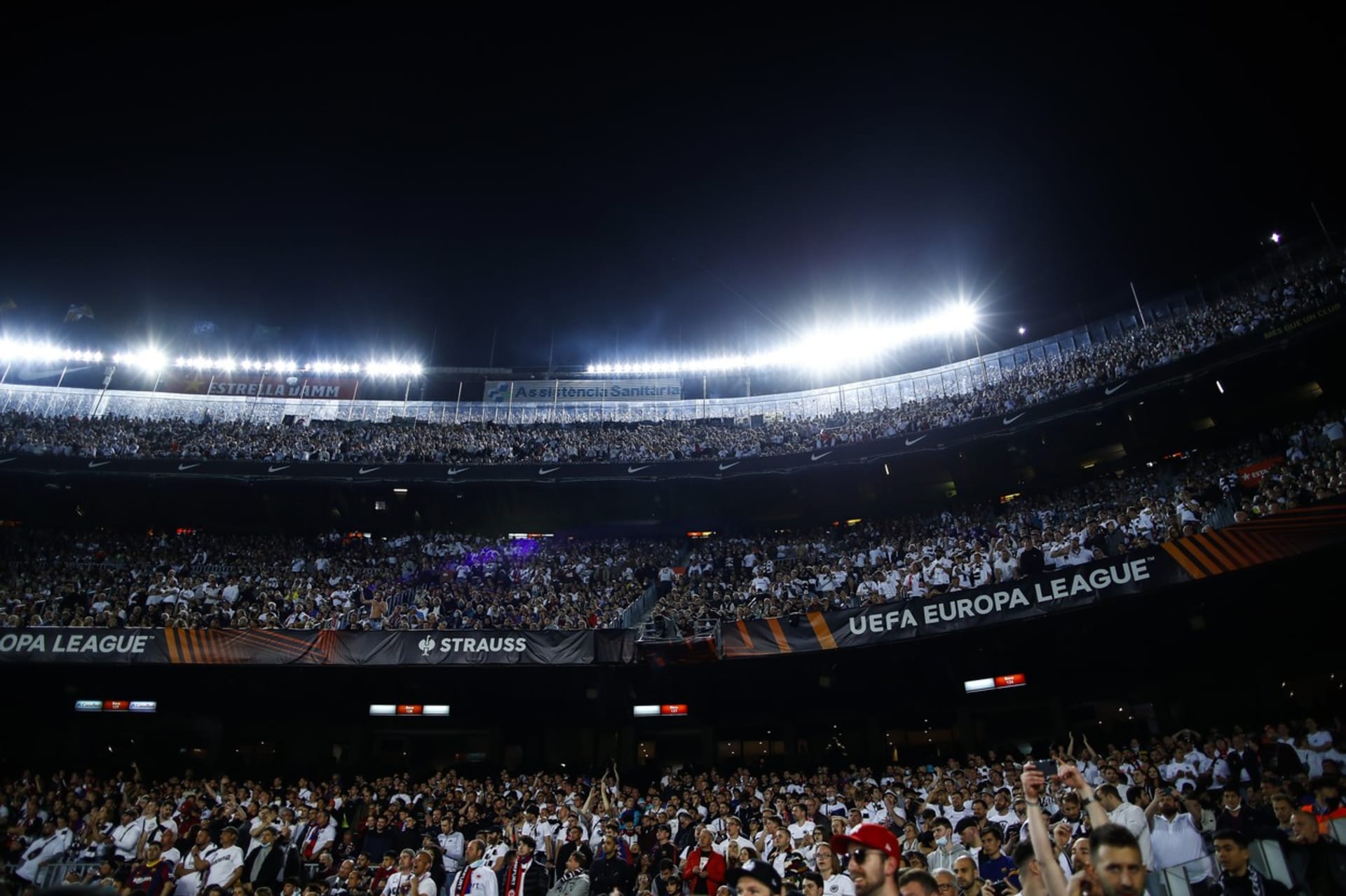 Na stadion Barcelony se nakonec dostalo přes 20 tisíc fanoušků Frankfurtu. 