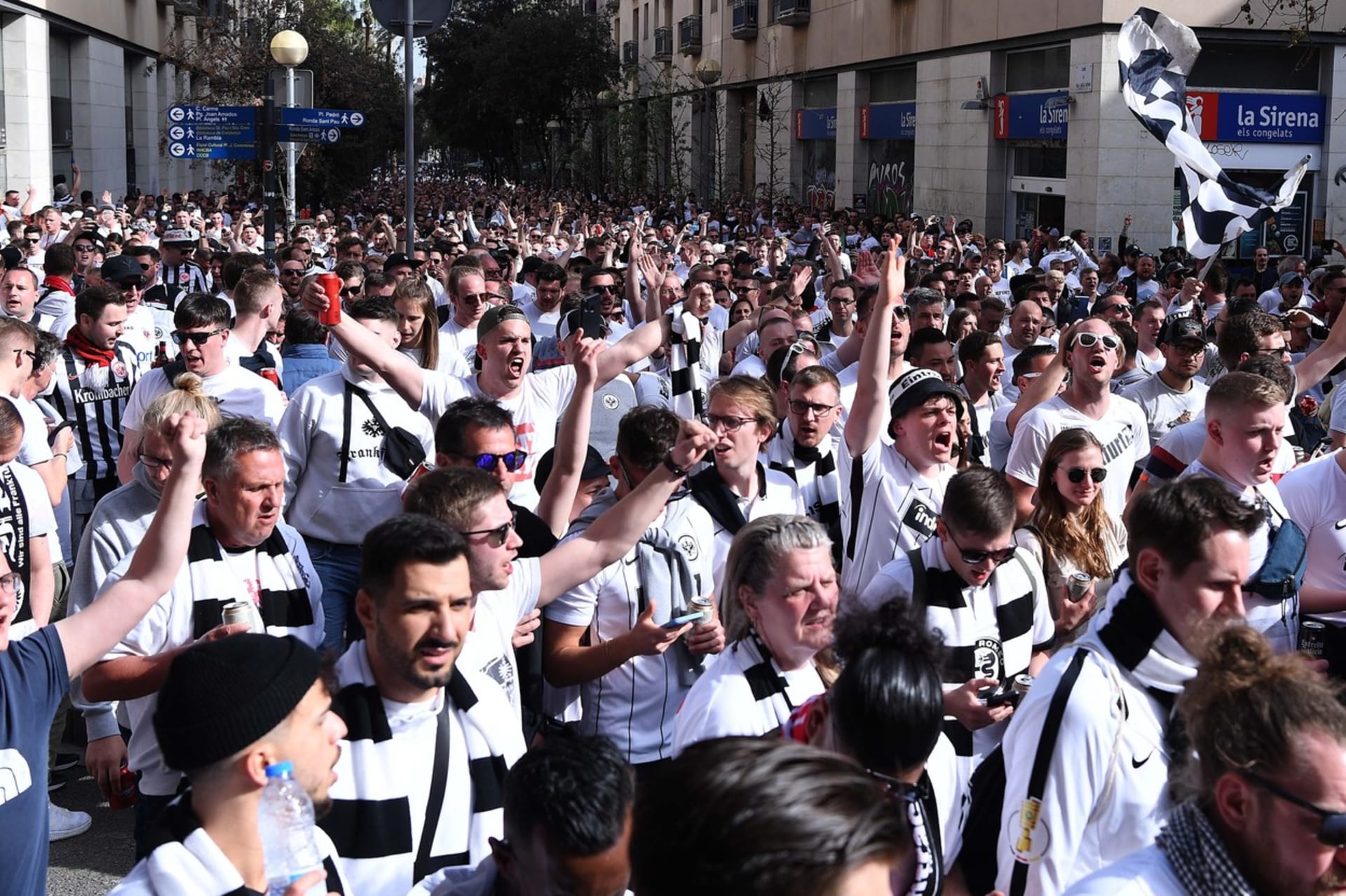 Do Barcelony dorazilo přes 30 tisíc fanoušků Frankfurtu, bílá barva zaplavila ulice města. 