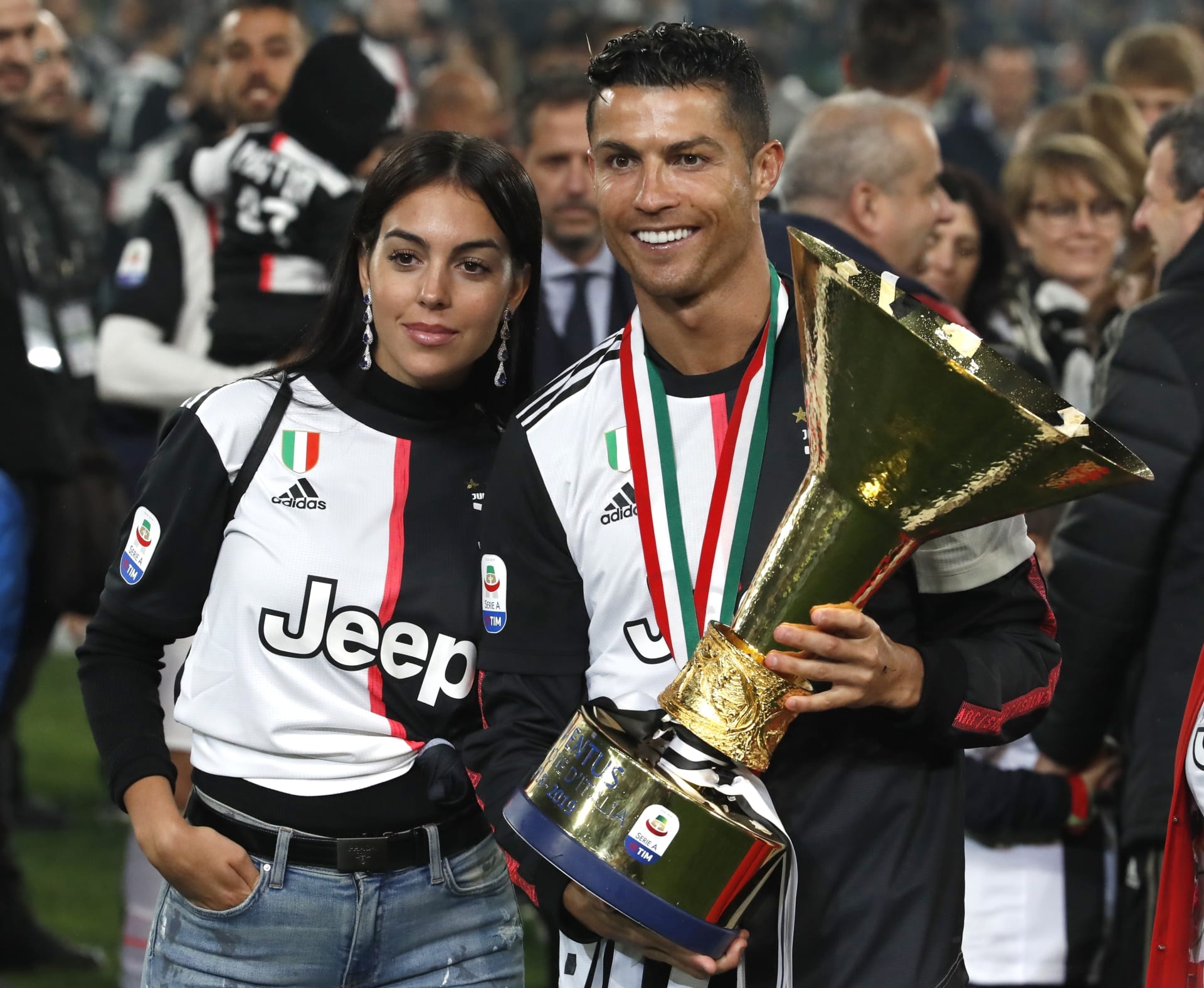 Cristiano Ronaldo s partnerkou Georginou Rodriguezovou slaví titul v Serii A v květnu 2019.