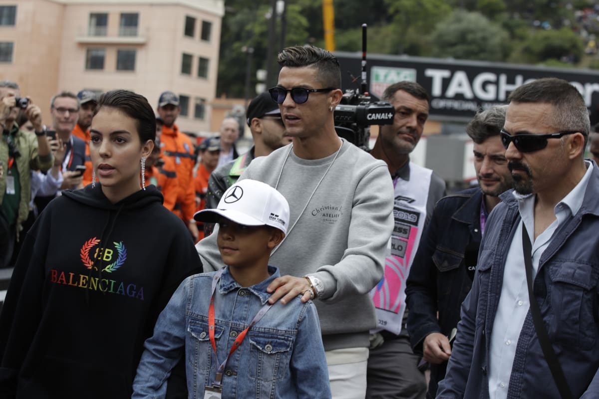 Cristiano Ronaldo s partnerkou Georginou Rodriguezovou a synem na Velké ceně Monaka (2019)