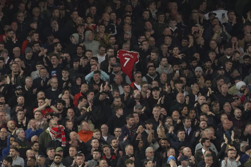 Fanoušci při utkání Liverpoolu s Manchesterem United dojemně podpořili Cristiana Ronalda.