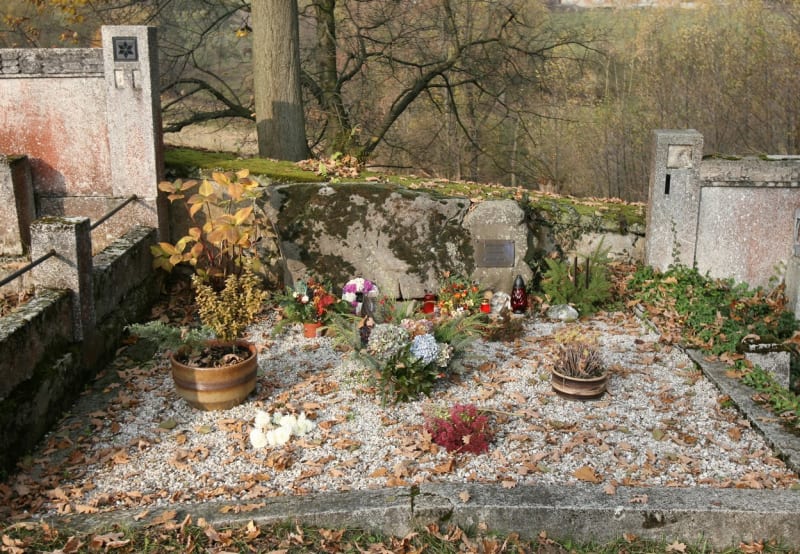 Hrob, kde jsou kromě slavného herce pochování i jeho rodiče