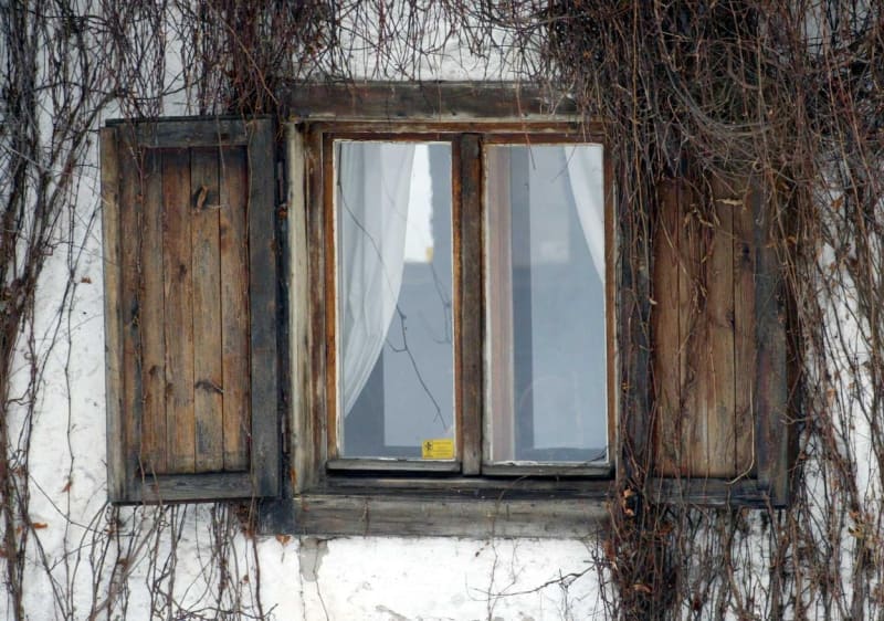 Okno Brodského stavení, herec se musel potýkat například s vlhkostí, dům vyžadoval časté opravy