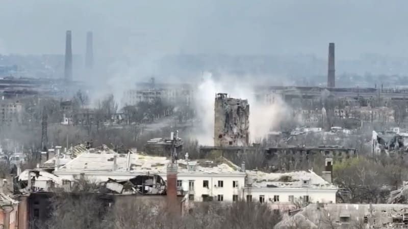Pohled na ostřelovaný Mariupol, 14. dubna