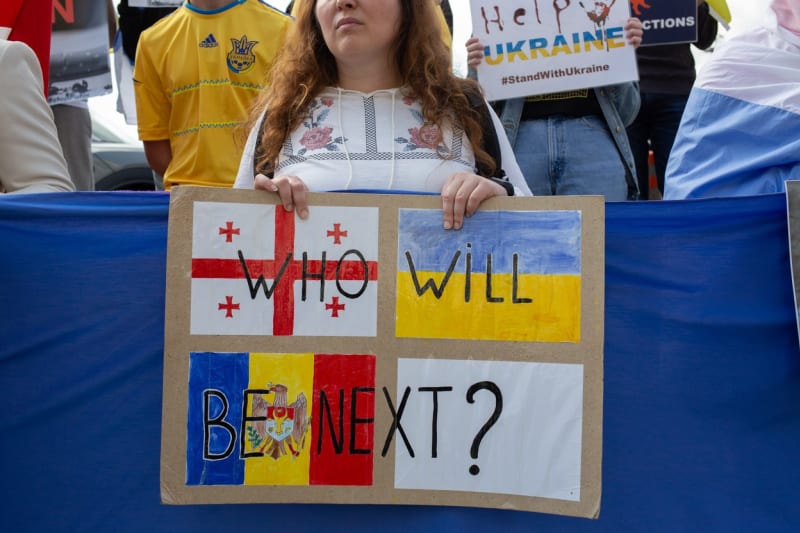 Přestože do tureckého Istanbulu míří stále více prchajících Rusů kvůli válce na Ukrajině, sílí tam také protesty lidí podporující napadenou svrchovanou zemi. Na snímku protestuje žena s cedulí, na které jsou vlajky Gruzie, Ukrajiny a Moldavska, s nápisem „Kdo bude další?“.