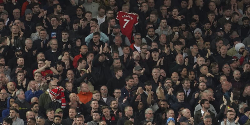 Fanoušci při utkání Liverpoolu s Manchesterem United dojemně podpořili Cristiana Ronalda.