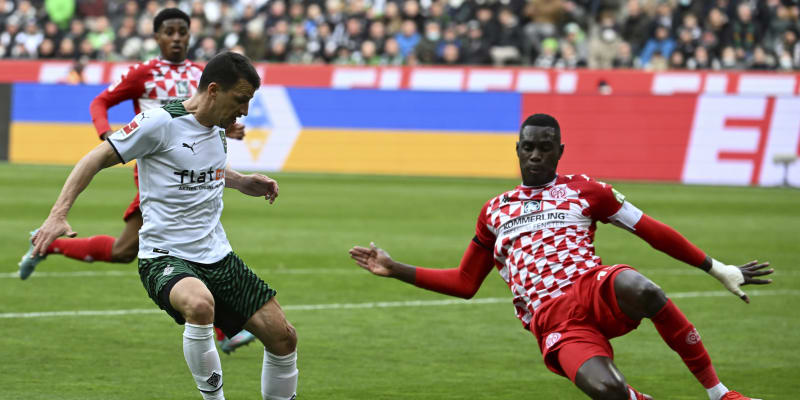 Obránce 1. FSC Mohuč Moussa Niakhate (vpravo) jde do souboje s hráčem domácí Borussie Mönchengladbach Stefanem Lainerem v zápase německé fotbalové bundesligy. 