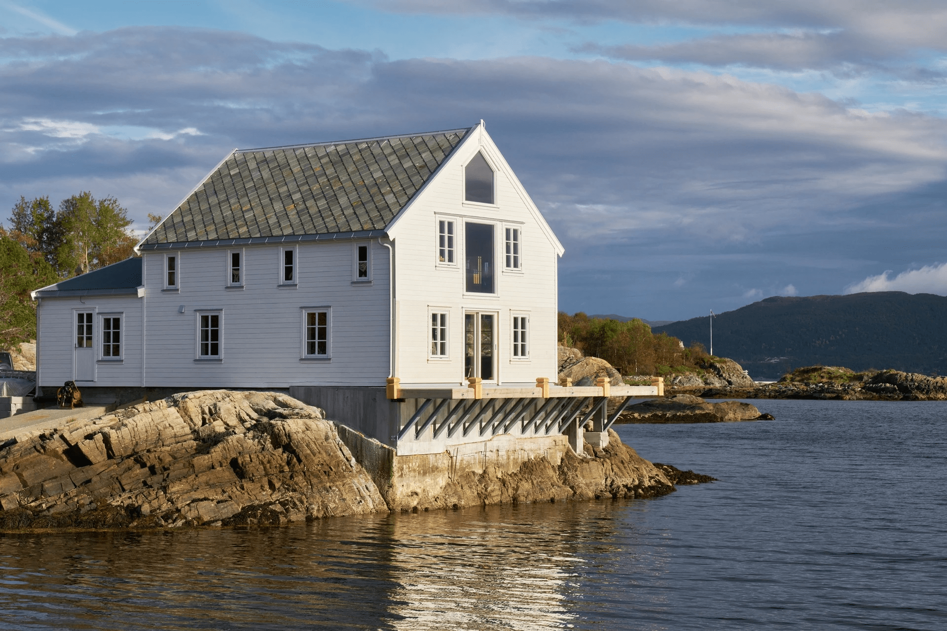 Dům stojí přímo na břehu moře