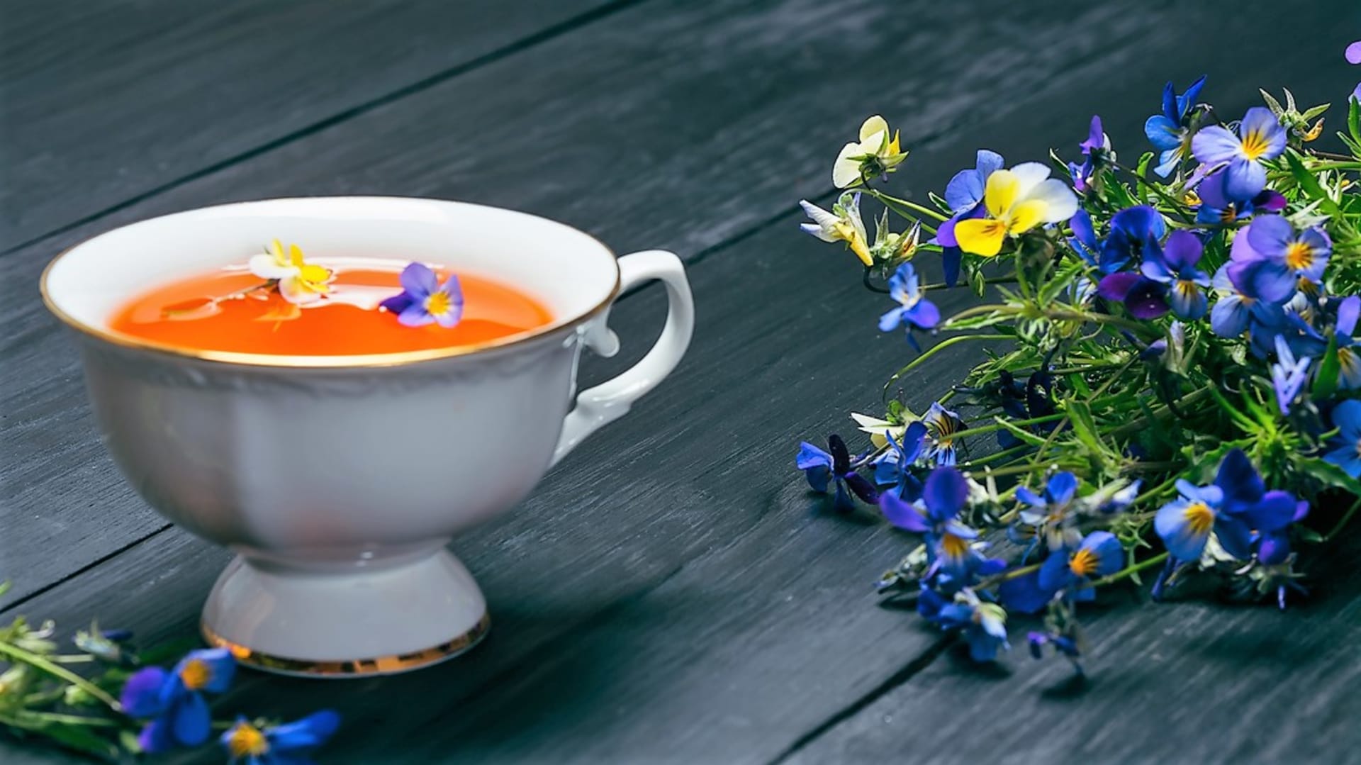 Violkový čaj usnadňuje vykašlávání a podporuje detoxikaci
