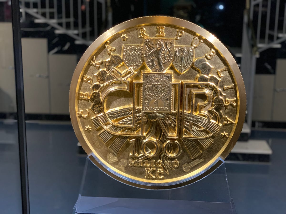 Zlatá mince vyrobená ke 100. výročí vzniku československé koruny. Váží přes 130 kilogramů a nominální hodnota činí 100 milionů korun.