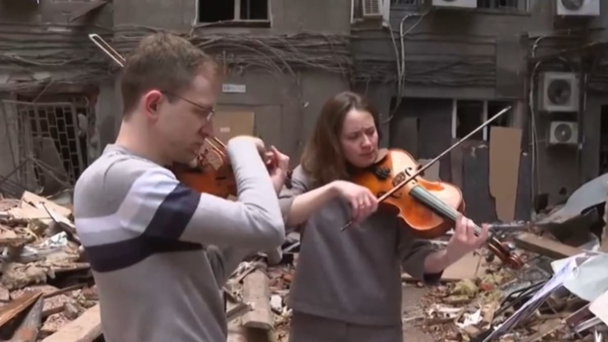 V ukrajinském Charkově alespoň na chvilku zapomenout na válku pomáhají místní muzikanti.