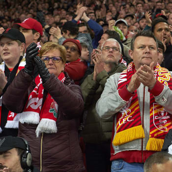 V sedmé minutě fanoušci Liverpoolu povstali, aby podpořili Cristiana Ronalda, kterému zemřel syn.