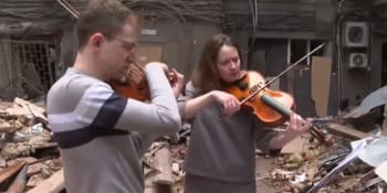 Muzikanti z Charkova pomáhají zapomenout na hrůzy války. Jednu skladbu věnovali Čechům