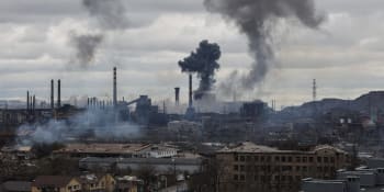 Masivní útok na Azovstal: Rusové znemožňují pomoc zraněným, bombardují i nemocnici