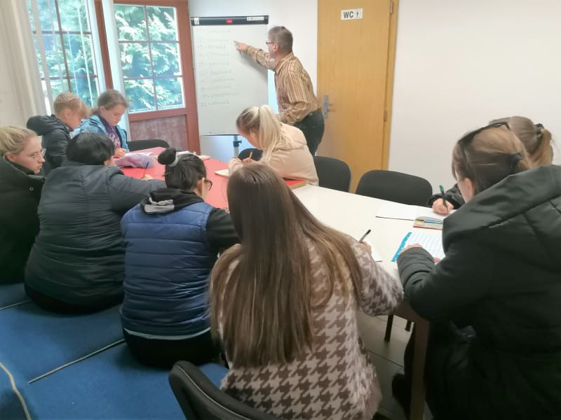 Pedagog Vladimír Kovář organizuje výuku češtiny pro dospělé Ukrajince.