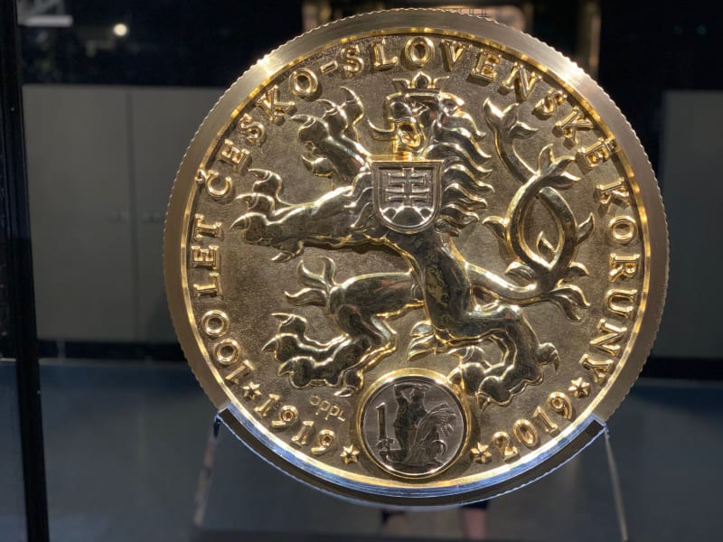 Zlatá mince vyrobená ke 100. výročí vzniku československé koruny. Váží přes 130 kilogramů a nominální hodnota činí 100 milionů korun.