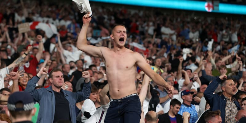 Anglický fanoušek oslavuje druhý gól svého týmu, který vstřelil Harry Kane během semifinálového zápasu mistrovství Evropy 2020 mezi Anglií a Dánskem na stadionu ve Wembley.