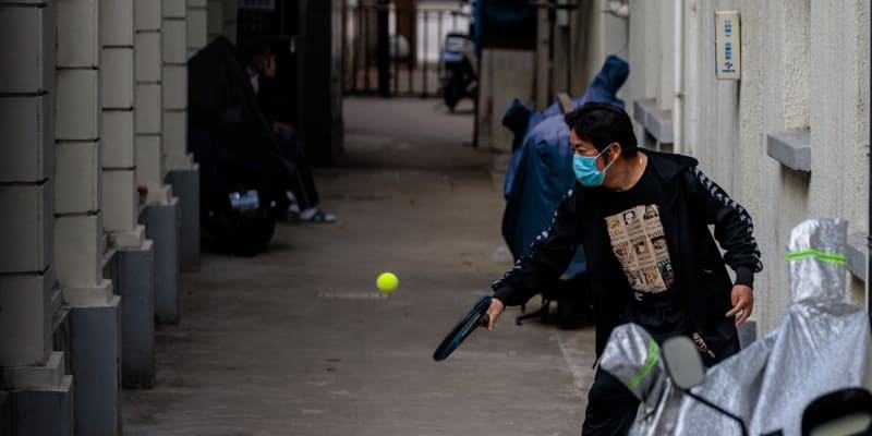 Občan Šanghaje se snaží v lockdownu zabavit pinkáním o zeď (18. 4. 2022).