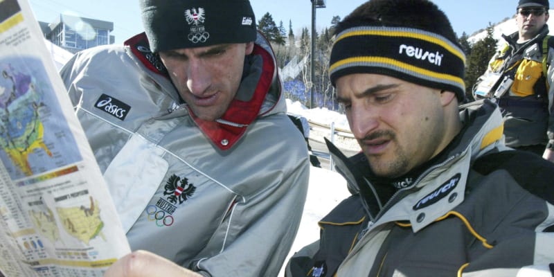 Německý sáňkař Georg Hackl (vpravo) a jeho rakouský soupeř Markus Prock čtou noviny při olympijských hrách 2002 v americkém Salt Lake City. Němec po třech předchozích zlatech z let 1992, 1994 a 1998 získal stříbro, Rakušan bronz. Porazil je Ital Armin Zöggeler.
