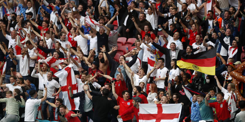 Angličtí fotbaloví fanoušci se radují z vítězství 2:0 v osmifinále mistrovství Evropy 2020 nad Německem, které se hrálo kvůli pandemii koronaviru až v červnu 2021 v Londýně. 