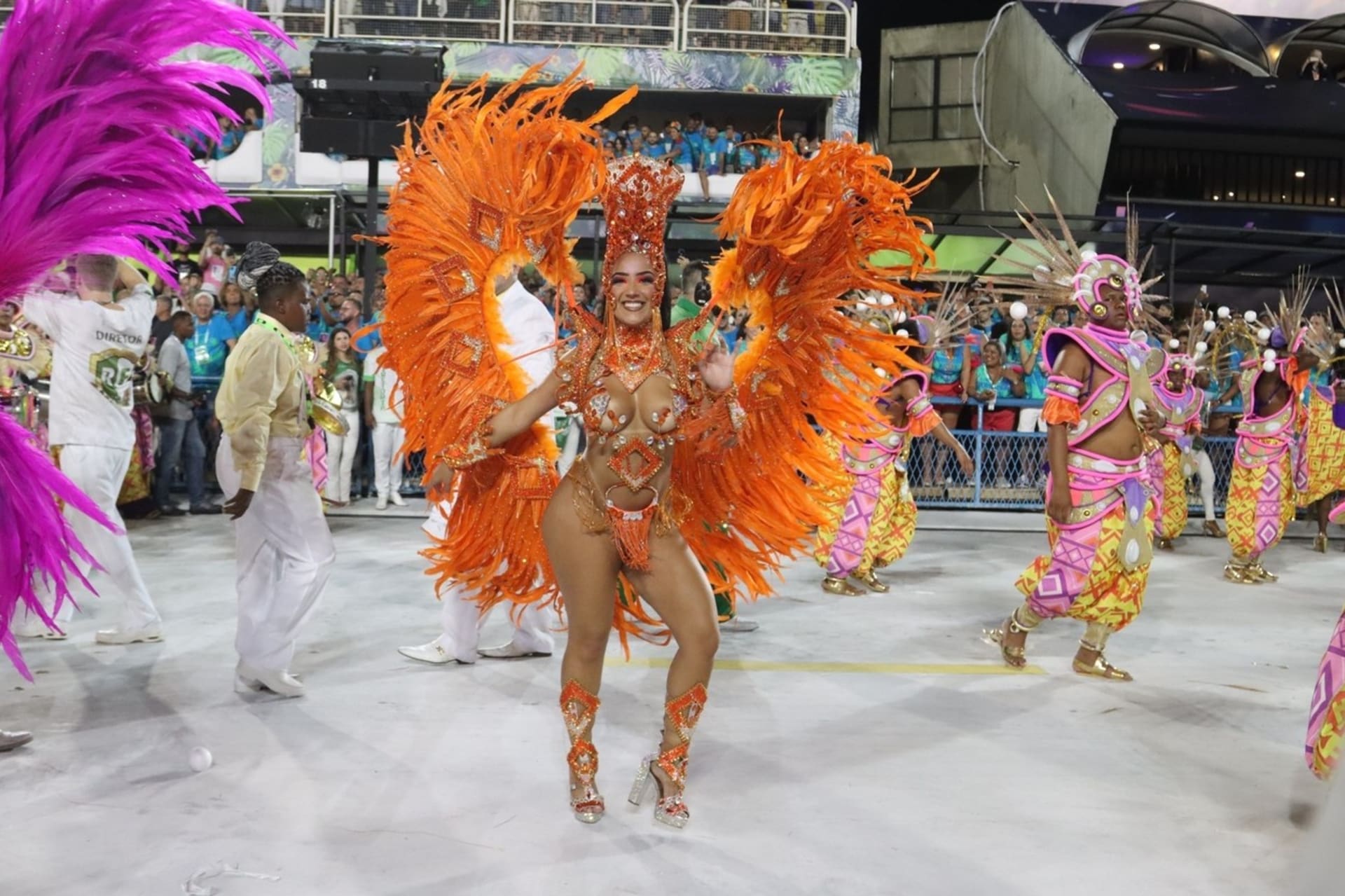 Dáma v oranžovém tancuje na sambadromu při tradičním karnevalu v brazilském Riu de Janieru. 