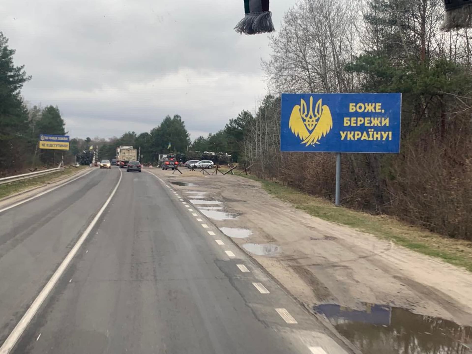 Dobrovolníci začali každý týden jezdit s autobusem nejen k hranicím, ale také přímo na Ukrajinu.
