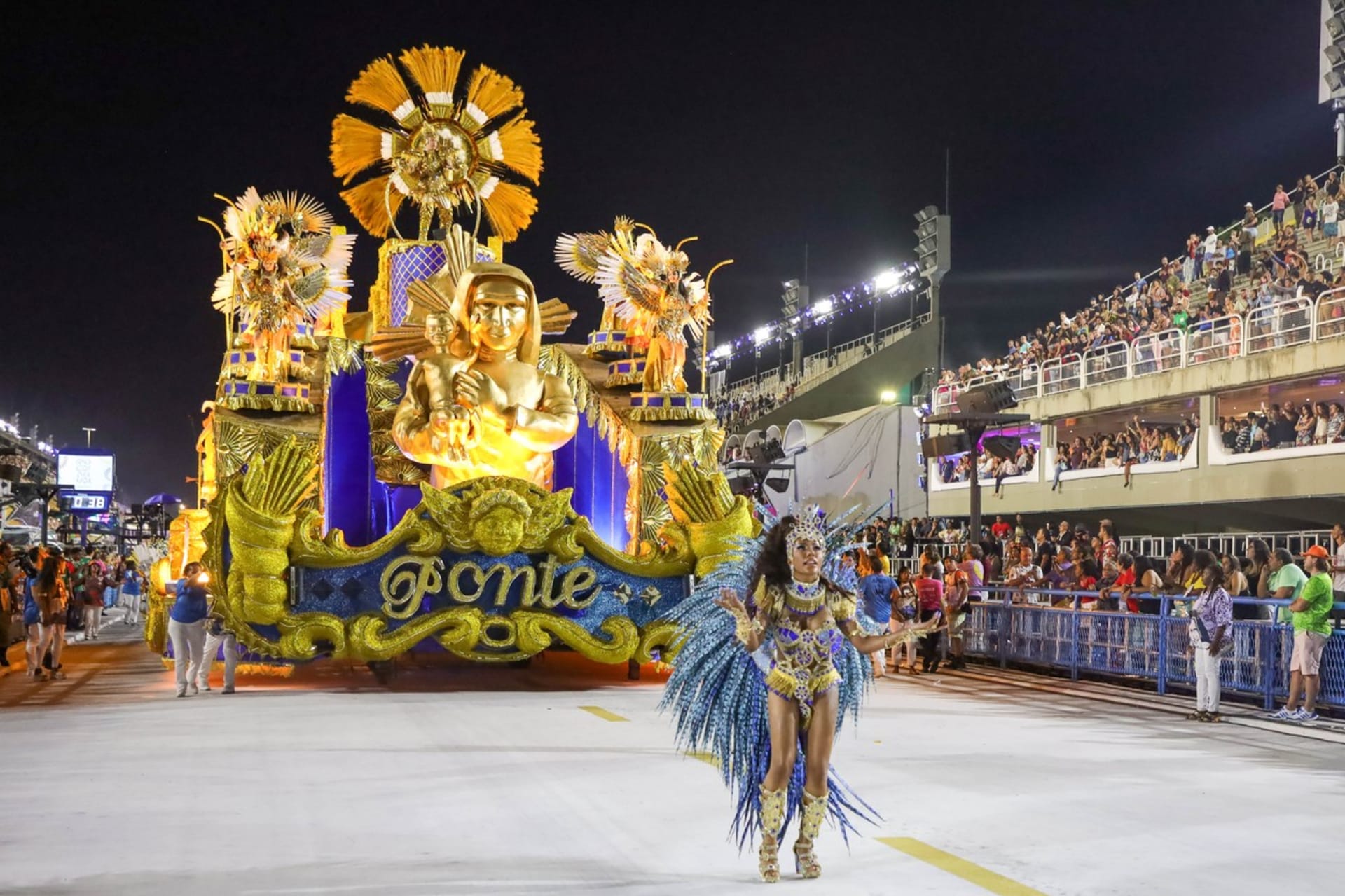 Hodiny vymyšlení a následně práce a zdobení zaberou přípravy alegorických vozů pro karneval v Riu de Janeiru. Ten školy samoby s názvem Unidos da Ponte přivádí její královna Carol Lekkerová.