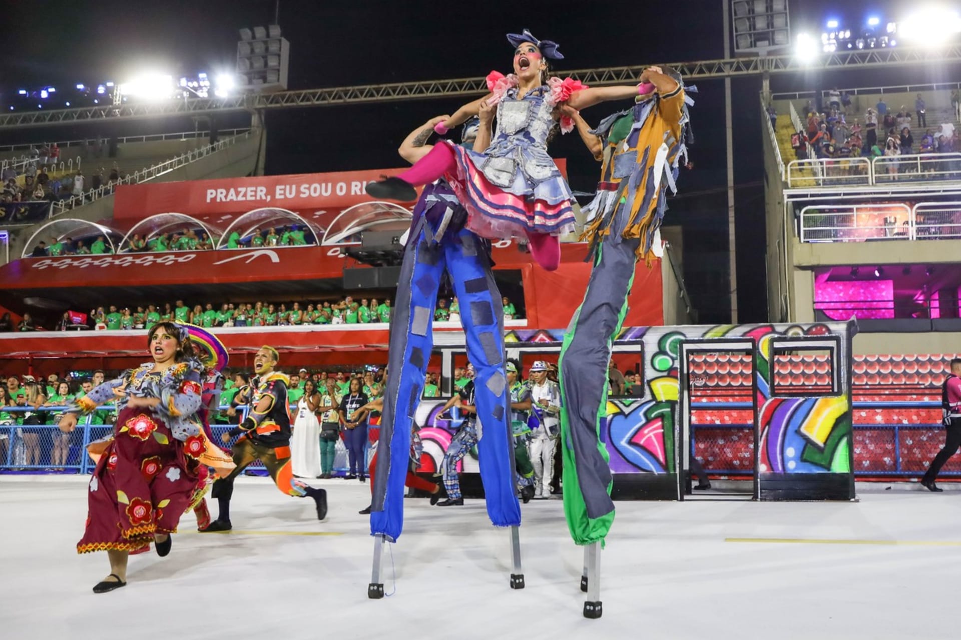 Ke karnevalovým vystoupením v brazilském Riu de Janeiru patří také postavy na chůdách. Na snímku jsou členové uskupení Em Cima da Hora.