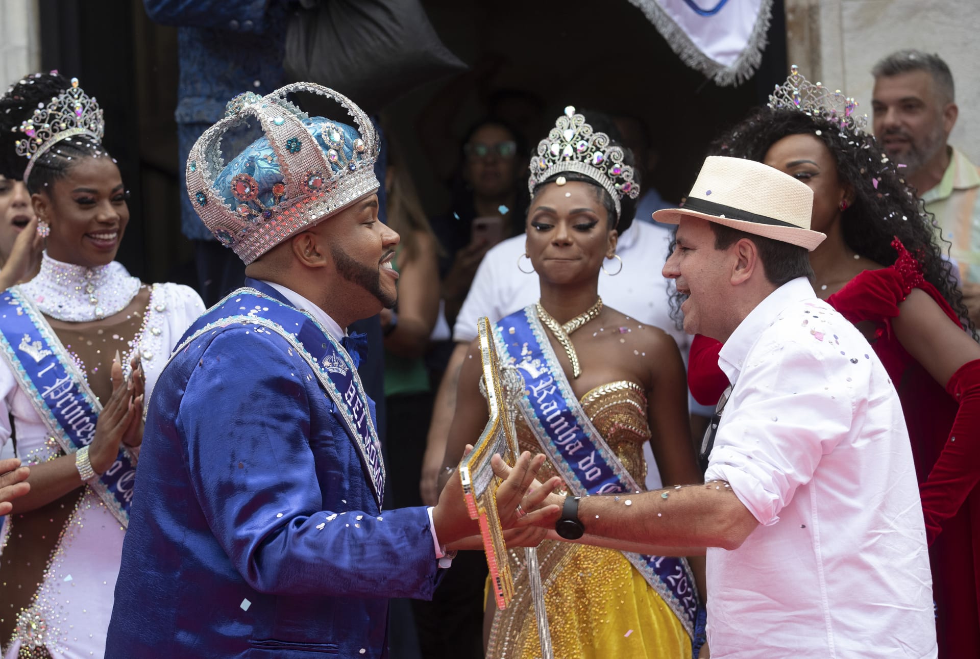 Starosta Ria de Janeira Eduardo Paes (vpravo) předává klíč od karnevalu pro rok 2022 jeho králi Wilsonu Dias da Costa Netovi. 