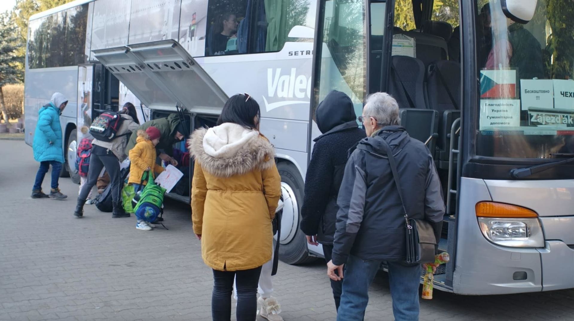 Celkem se dobrovolníkům podařilo přepravit do ČR přes 300 ukrajinských uprchlíků. Ve valné většině případů jde o ženy, děti a seniory.