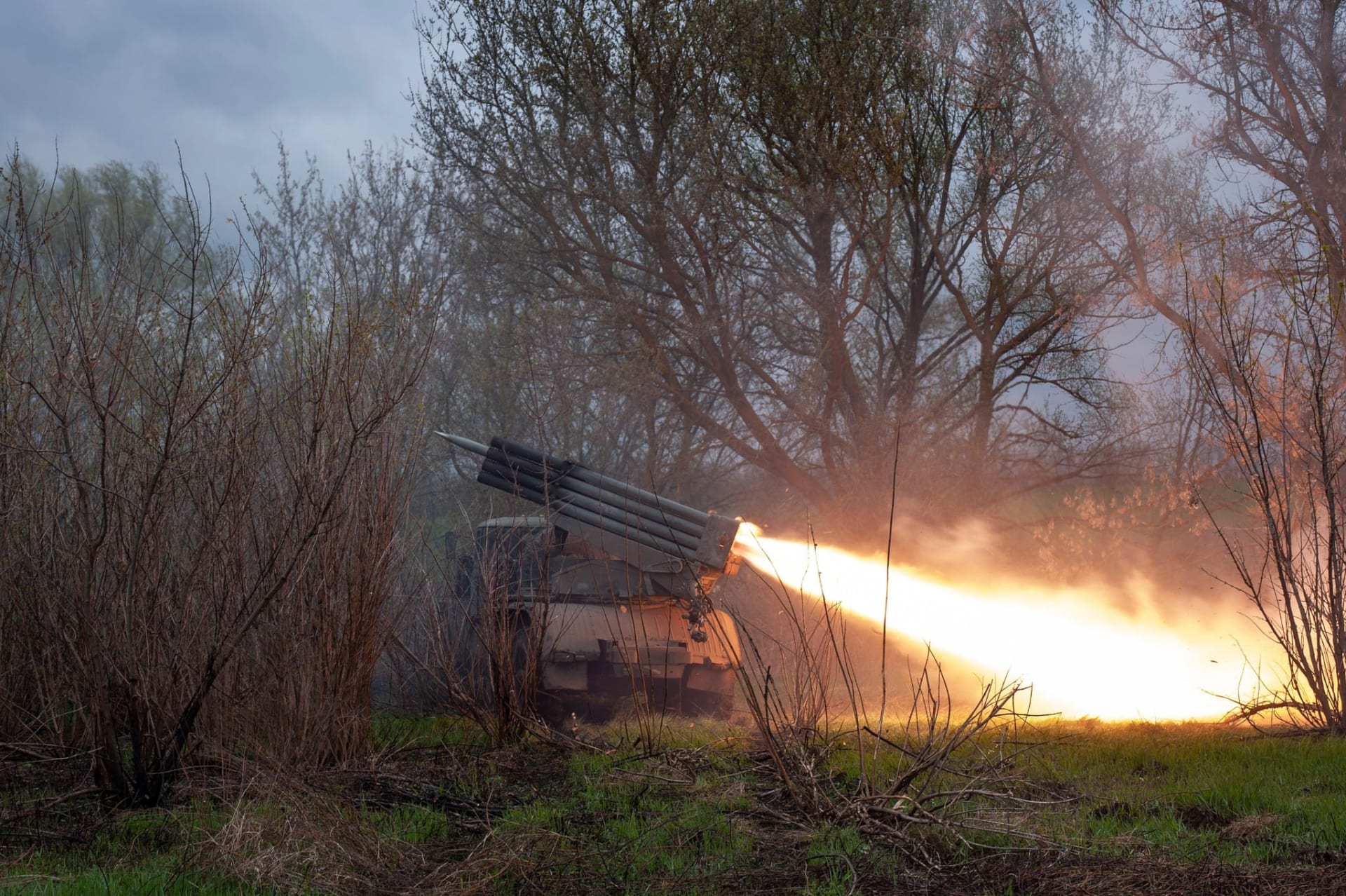Ukrajinský salvový raketomet BM-21 v Charkovské oblasti