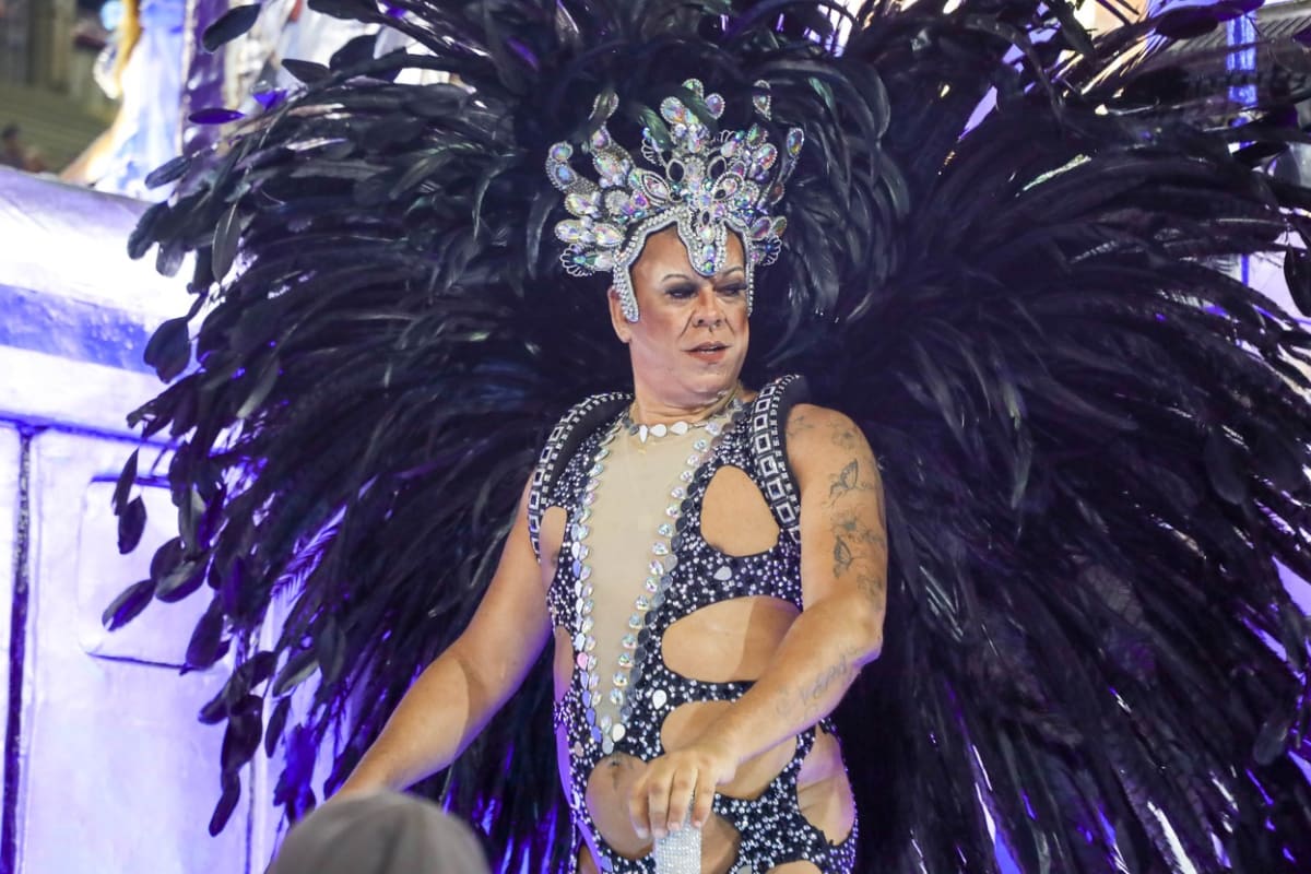 Do kostýmu, které při karnevalu v brazilském Riu de Janeiru převážně používají tanečnice, se v dubnu 2022 oblékl také muž ze skupiny Em Cima Da Hora.