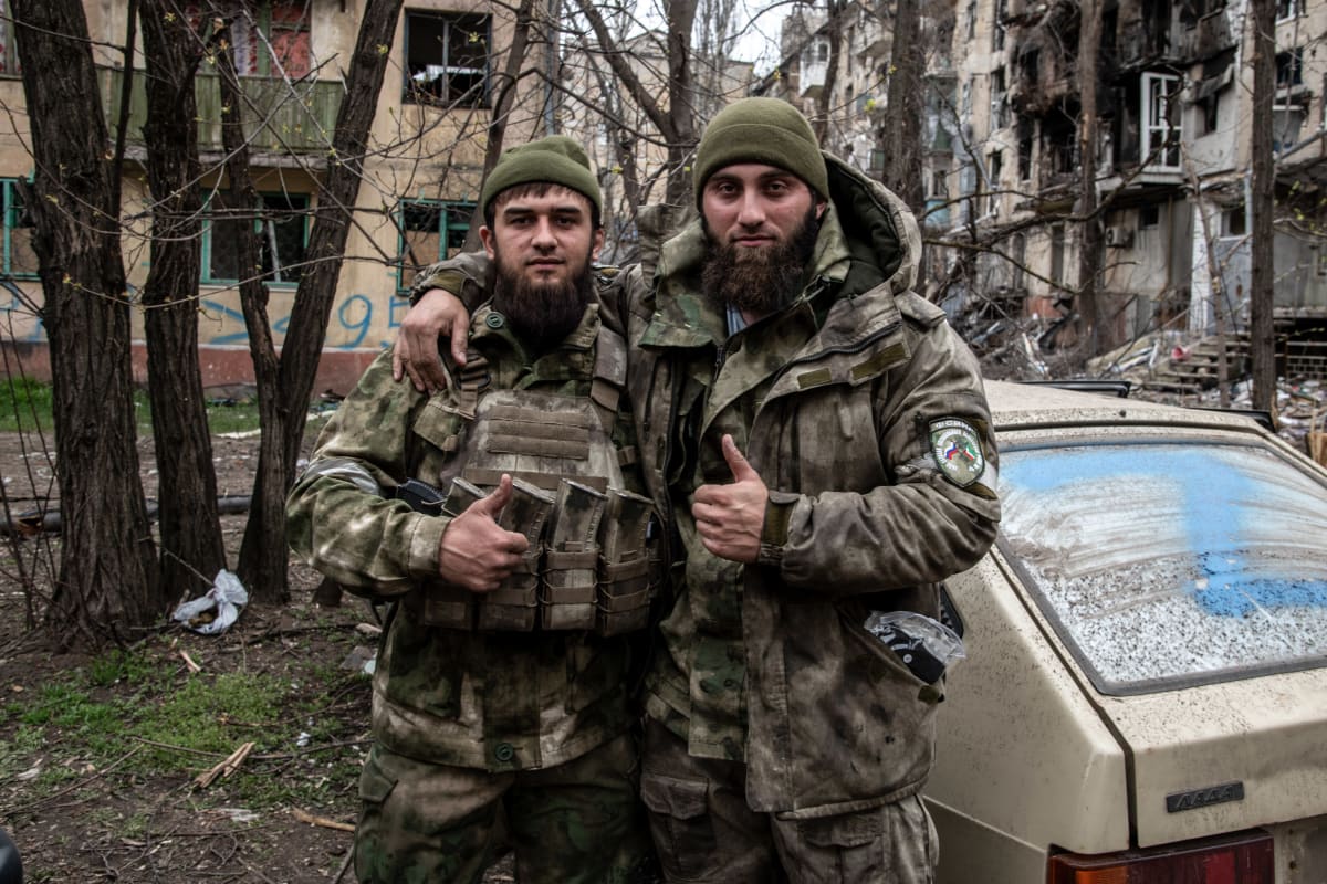 Ruští vojáci pózují pro fotografii poblíž závodu Azovstal v Mariupolu. 