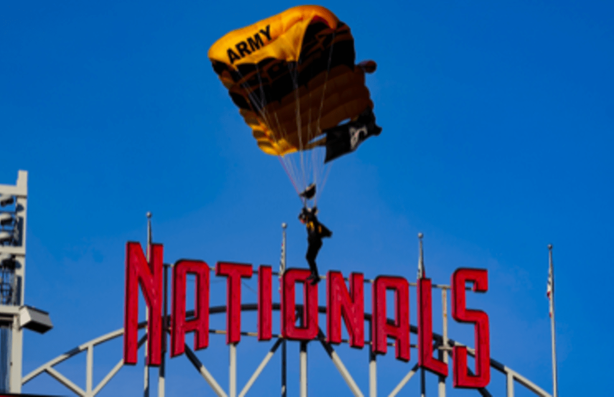 Parašutisté vyskákali před zápasem na stadionu baseballového týmu Washington Nationals