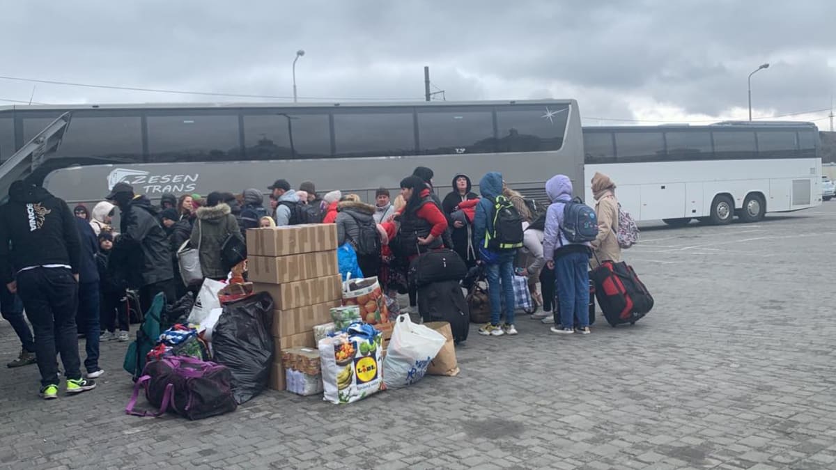 Původně chtěli čeští dobrovolníci vyrazit k ukrajinským hranicím autem, nakonec se jim podařilo sehnat celý autobus.