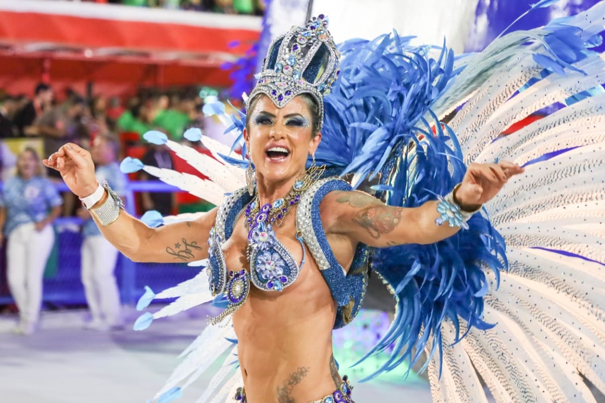 Tanečnice školy samby s názvem Em Cima Da Hora při vystoupení na karnevalu v brazilském Riu de Janeiru 2022.