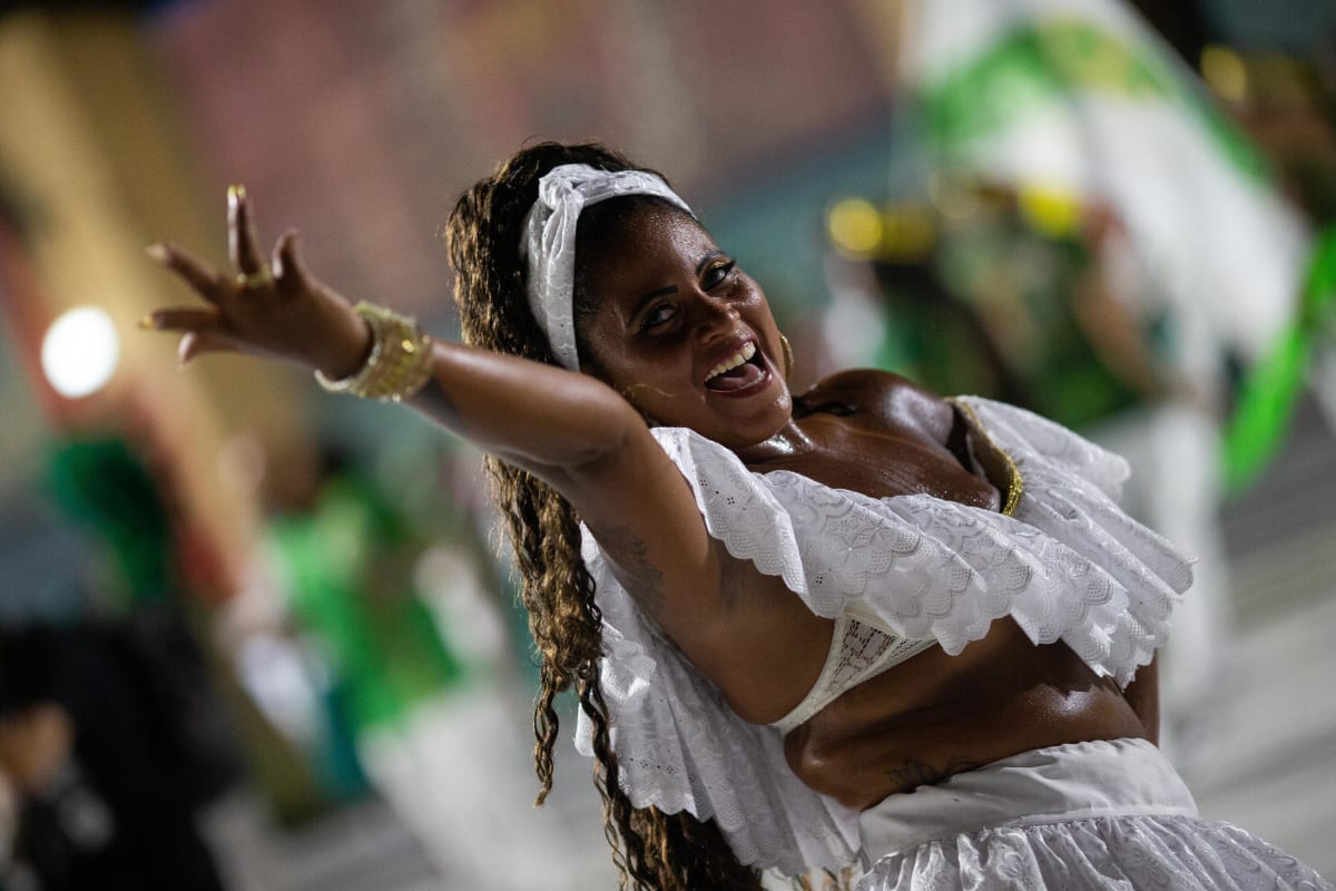 Tanečnice pouliční karnevalové skupiny Cacique de Ramos předvádí své umění při neoficiálním karnevalu v brazilském Riu de Janeiru v únoru 2022.