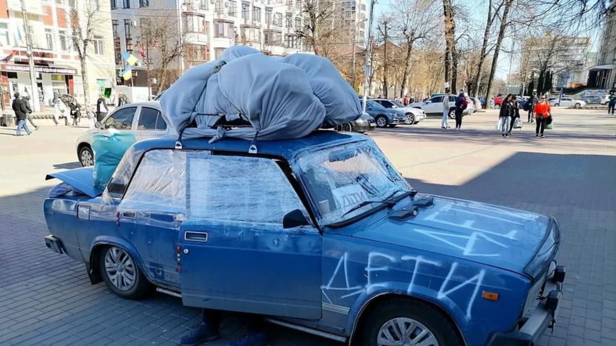 Viděli jsme auta z východu Ukrajiny, která měly nápis děti a zároveň stopy po kulkách, popsala redakci Boháčková. 