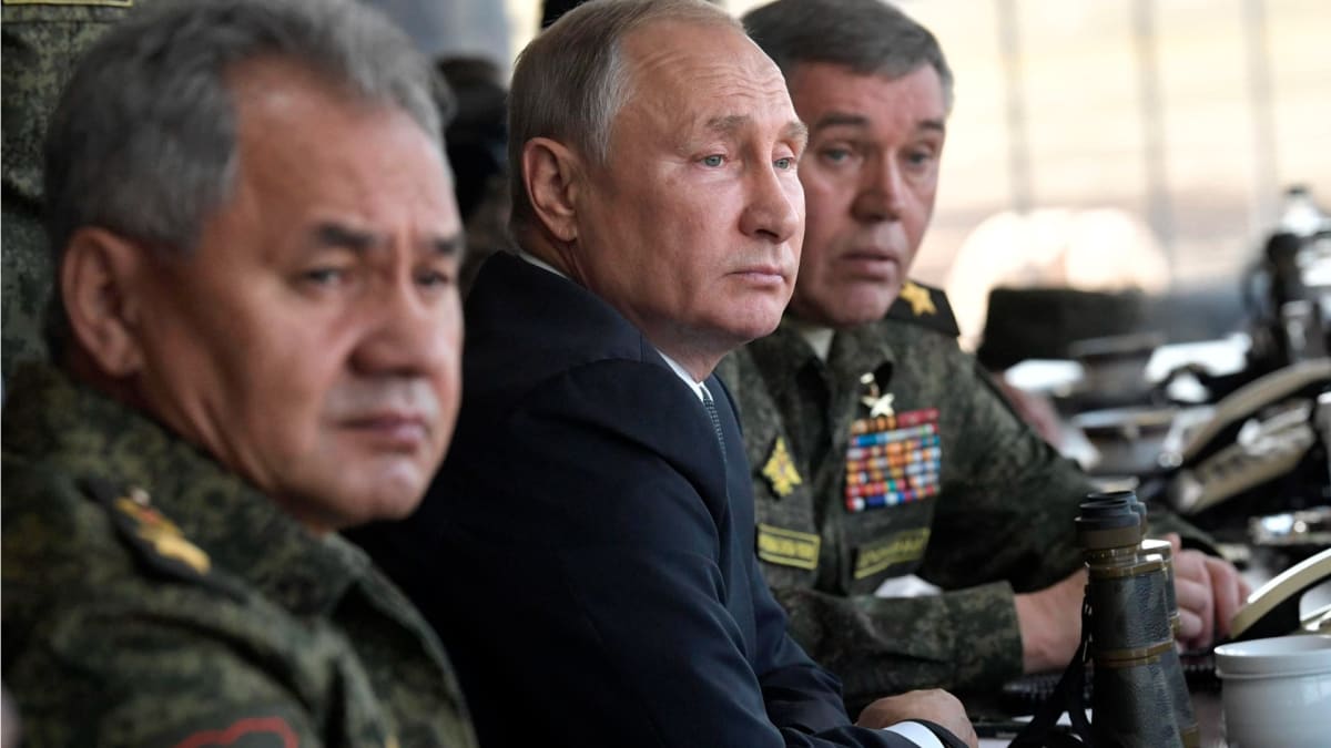 Ruský prezident Vladimir Putin (uprostřed) se dvěma nejvyššími činiteli ruských ozbrojených složek – ministrem obrany Sergejem Šojguem (vlevo) a náčelníkem Generálního štábu ozbrojených sil Ruské federace Valerijem Gerasimovem (vpravo).