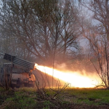 Ukrajinský salvový raketomet BM-21 v Charkovské oblasti, 21. dubna