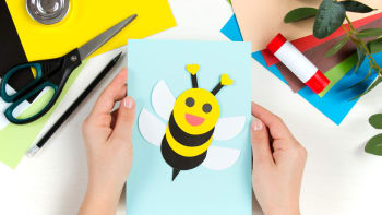 Včelka z papíru: Přilákejte s dětmi jarní sluníčko veselým obrázkem