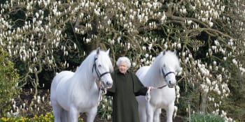 Královna Alžběta II. slaví 96. narozeniny. Pózuje s poníky a dostala speciální dárek