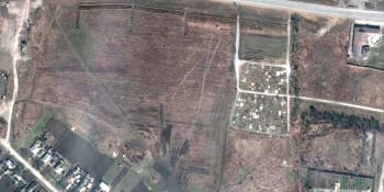 Satelitní snímek odhalil masový hrob u Mariupolu. Je v něm 200 lidských těl