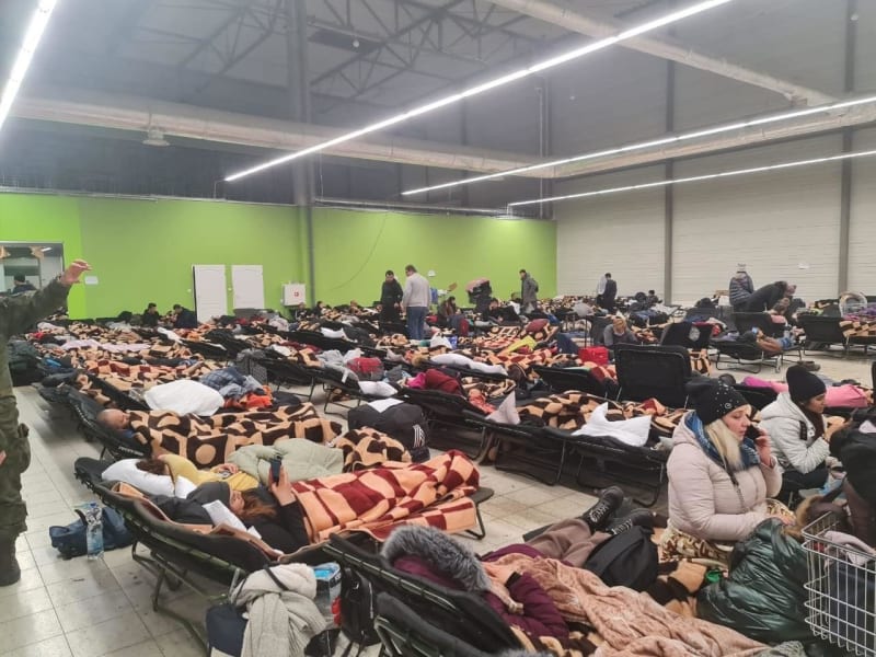Než čeští dobrovolníci dorazí zpět do Česka, snaží se uprchlíkům zajistit dopředu ubytování i práci.